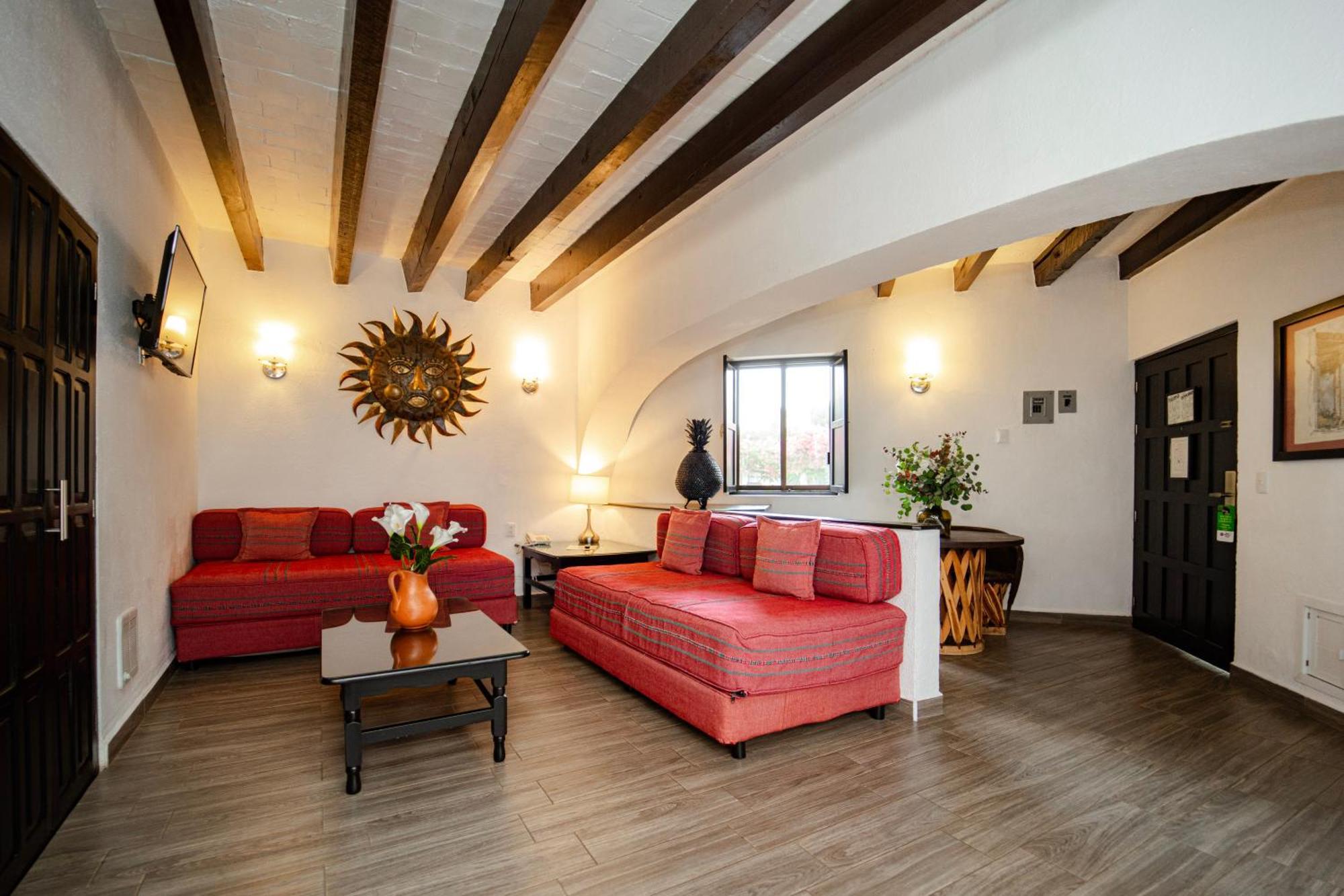 فندق بست ويسترن بلس بوسادا دي دون فاسكو Pátzcuaro المظهر الخارجي الصورة The living room of a typical apartment
