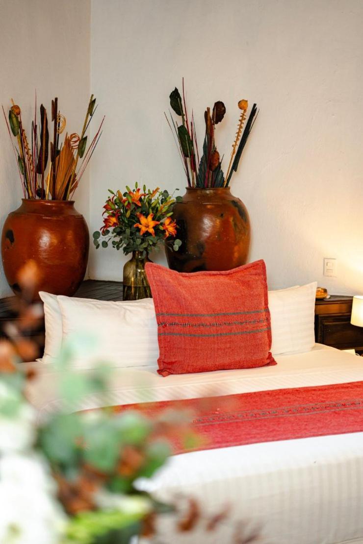 فندق بست ويسترن بلس بوسادا دي دون فاسكو Pátzcuaro المظهر الخارجي الصورة A throw pillow on a bed